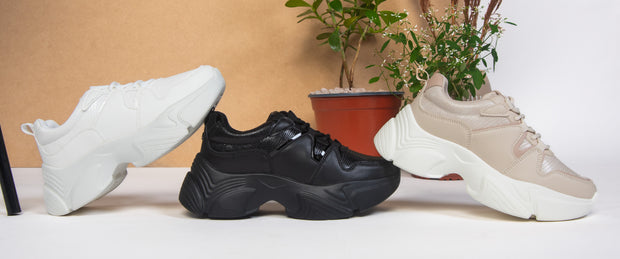 <p><strong>Sneakers</strong></p>